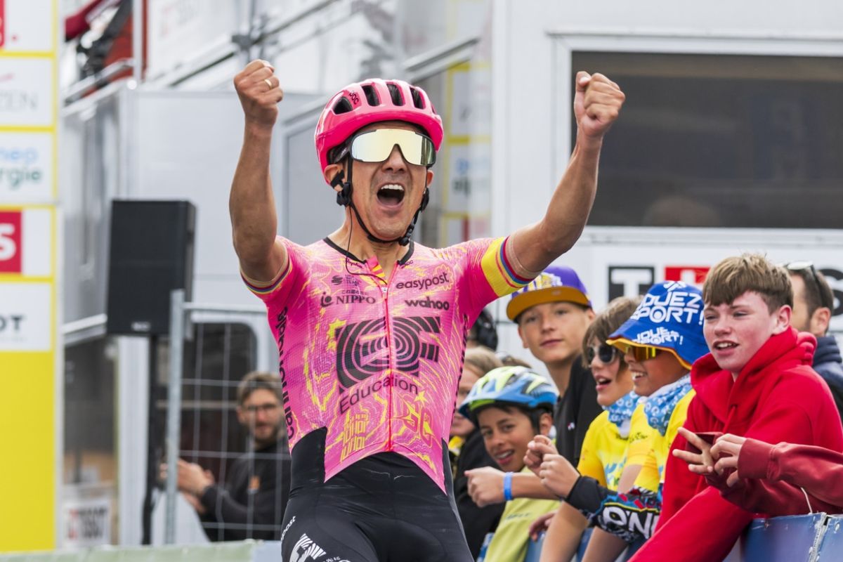 Richard Carapaz en el momento que cruza la meta al ganar la etapa 4 del Tour de Romandía, en Suiza, el 27 de abril del 2024. Foto: EFE