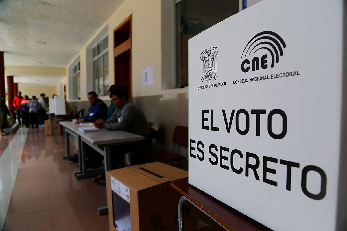 Ecuatorianos se acercaron a sus recintos electorales para votar en la consulta popular y referéndum 2024. Foto: Julio Estrella / EL COMERCIO