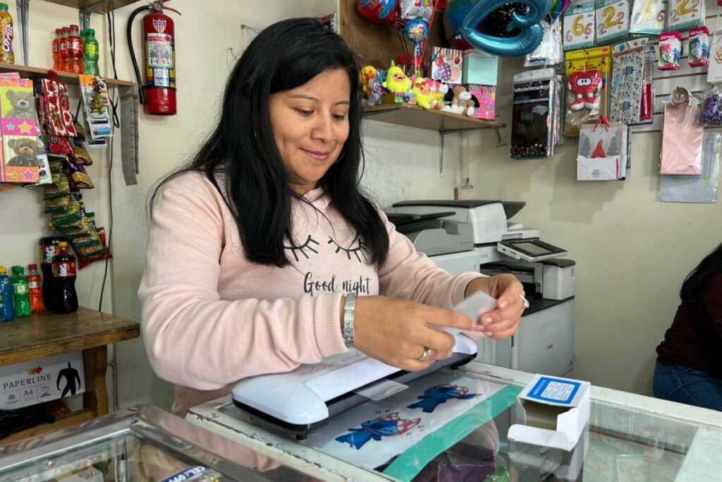 Adriana Chavarrea y su familia plastifican documentos de votación. Ella es la segunda generación en el oficio. Foto: Ana Guerrero/El Comercio