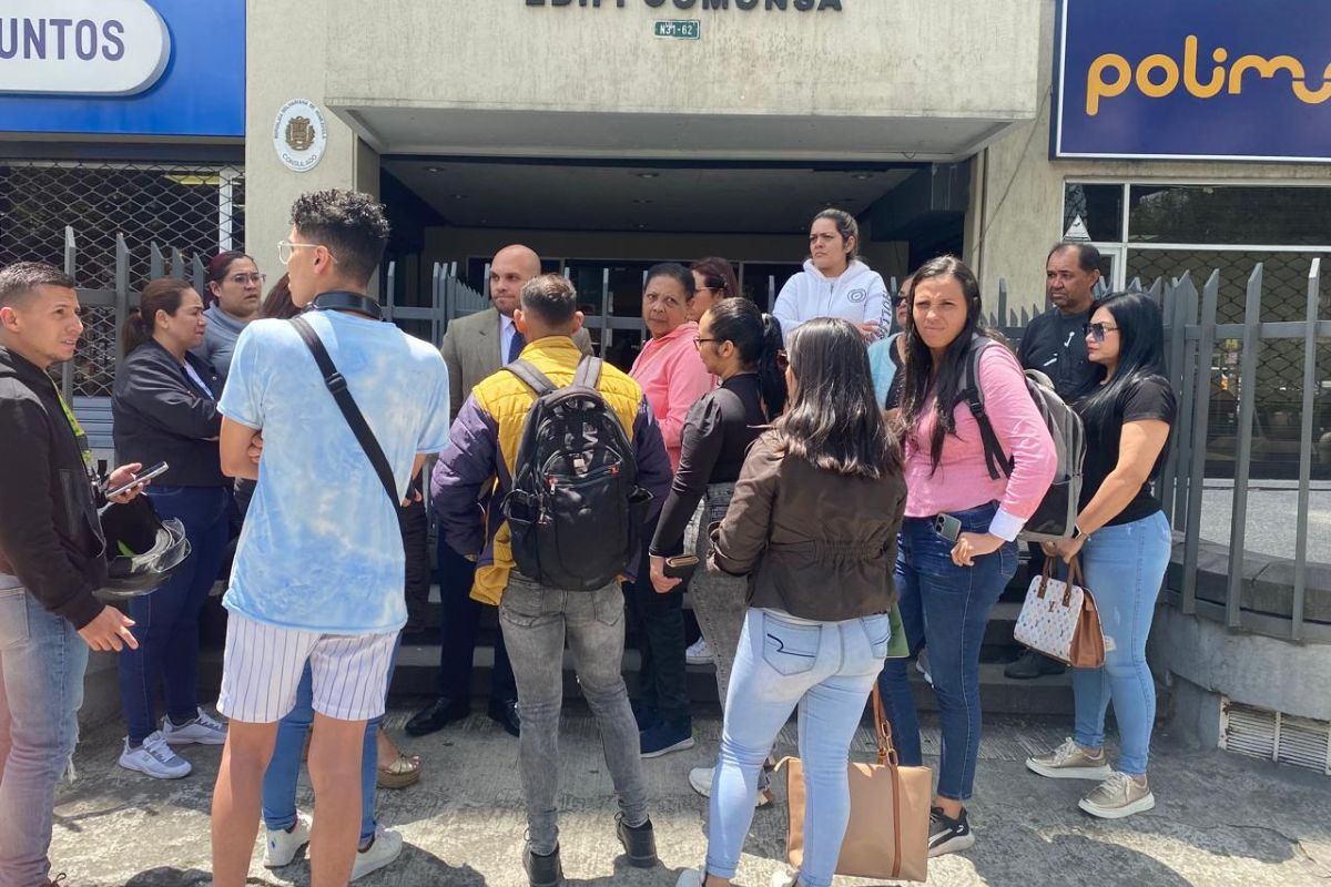 Ciudadanos venezolanos acudieron al consulado de Venezuela en Quito en espera de una respuesta oficial. Foto: Carolina Vasco/EL COMERCIO