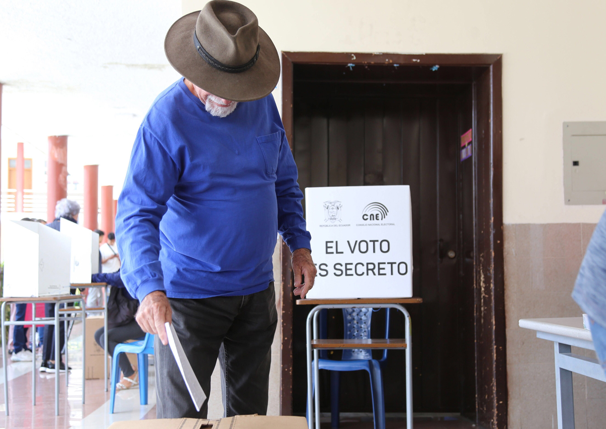 Los votantes acudieron la mañana del 21 de abril de 2024 a los recintos electorales para sufragar en la consulta popular. Julio Estrella / EL COMERCIO