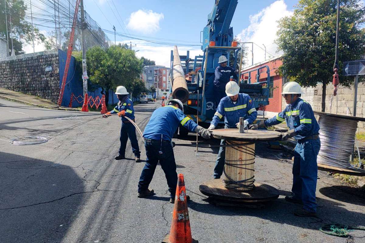 La Empresa Eléctrica Quito ejecutó trabajos de mantenimiento el norte de Quito, en la calle De Los Guayabos, durante la emergencia por los cortes de luz en todo Ecuador. Foto: X de la Empresa Eléctrica Quito