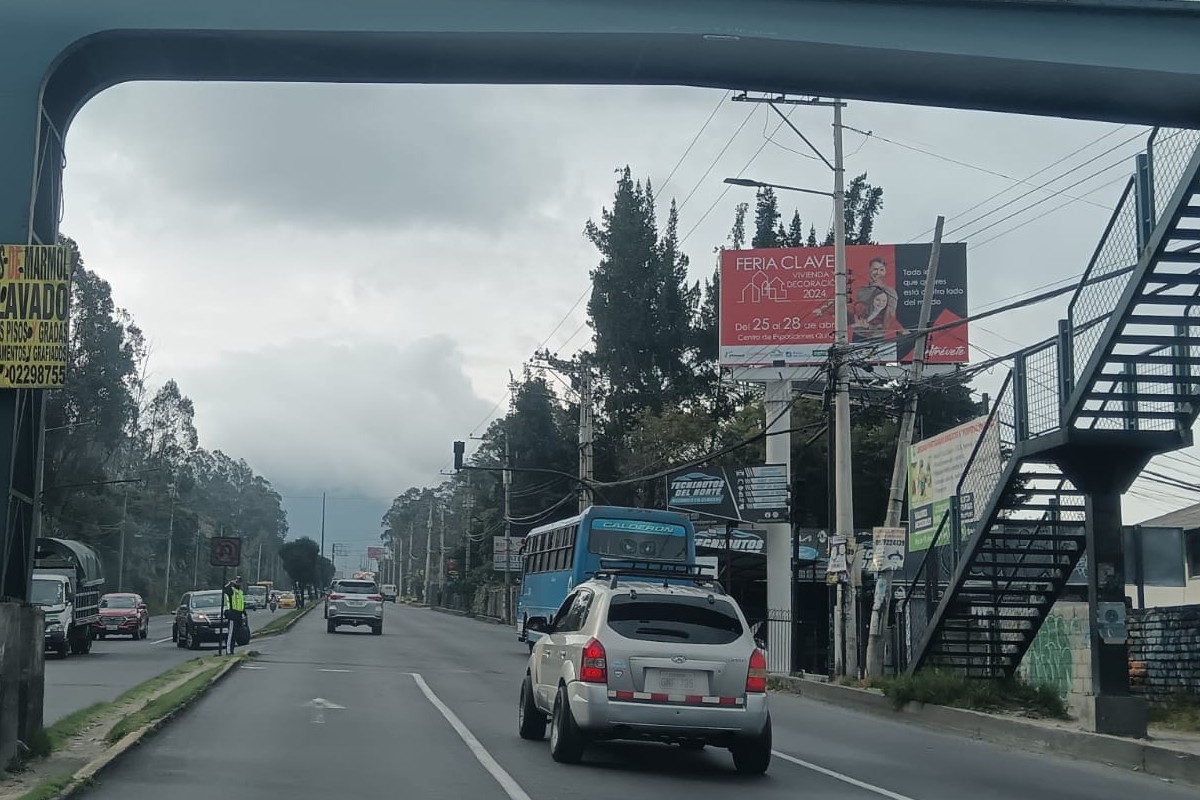 Varios semáforos de Quito permanecen apagados por los cortes de luz programados en todo el país. Foto: AMT