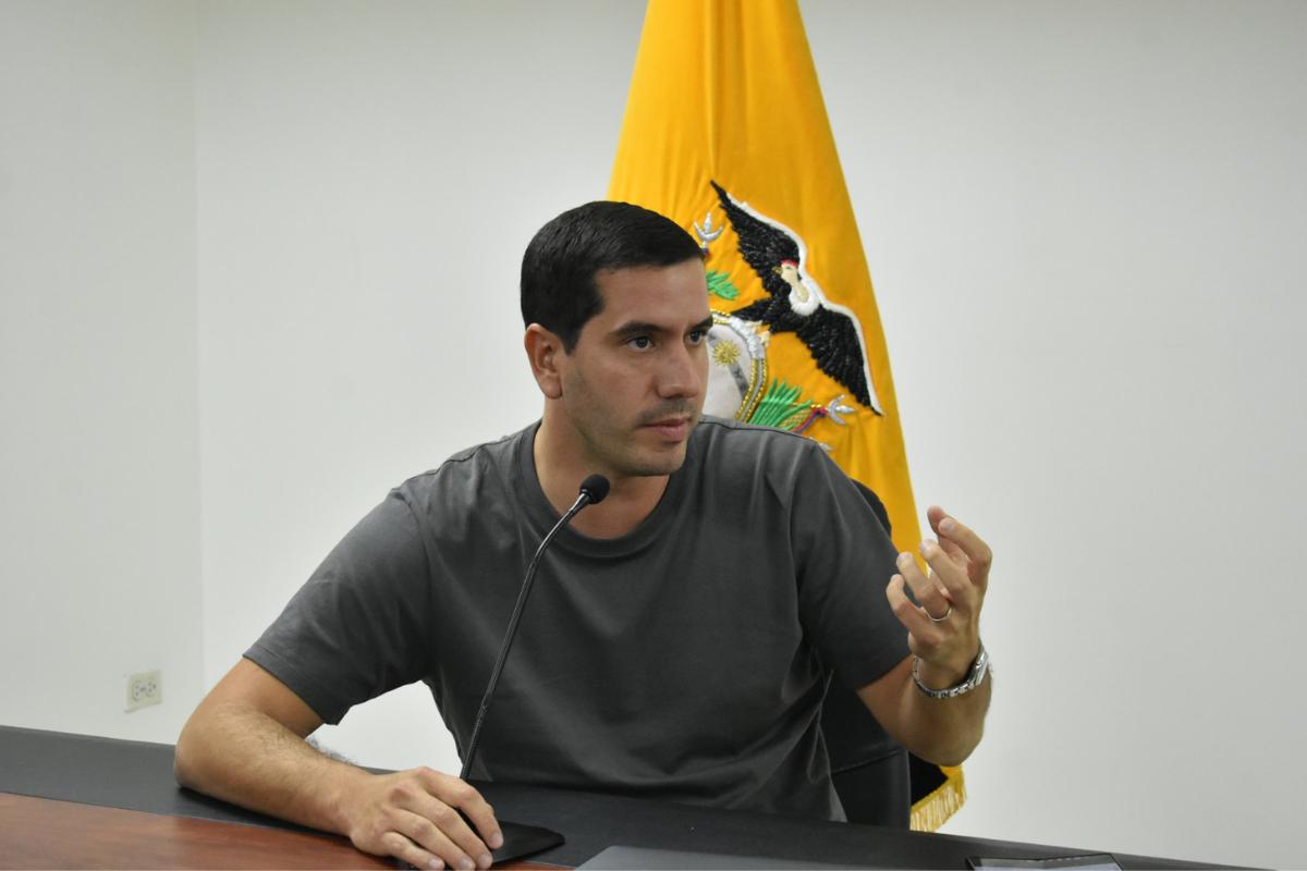 El ministro encargado de Energía durante su rueda de prensa, en Guayaquil. Foto: X Ministerio de Energía