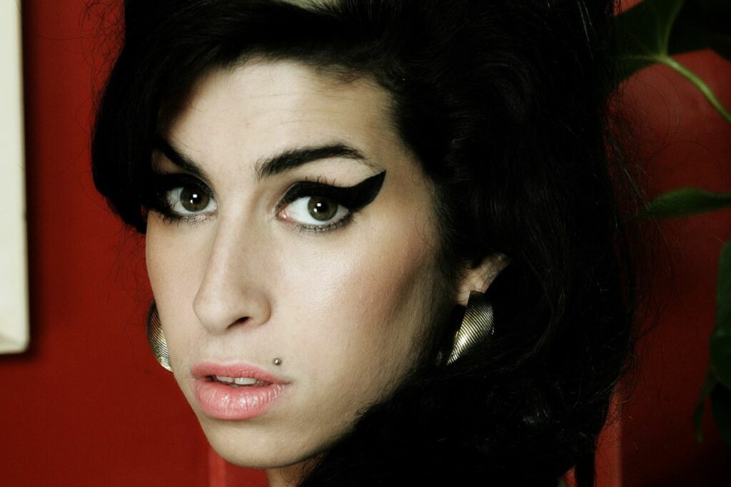 El delineado alargado y puntiagudo realzaba la mirada almendrada de Amy Winehouse. Foto: IMDB