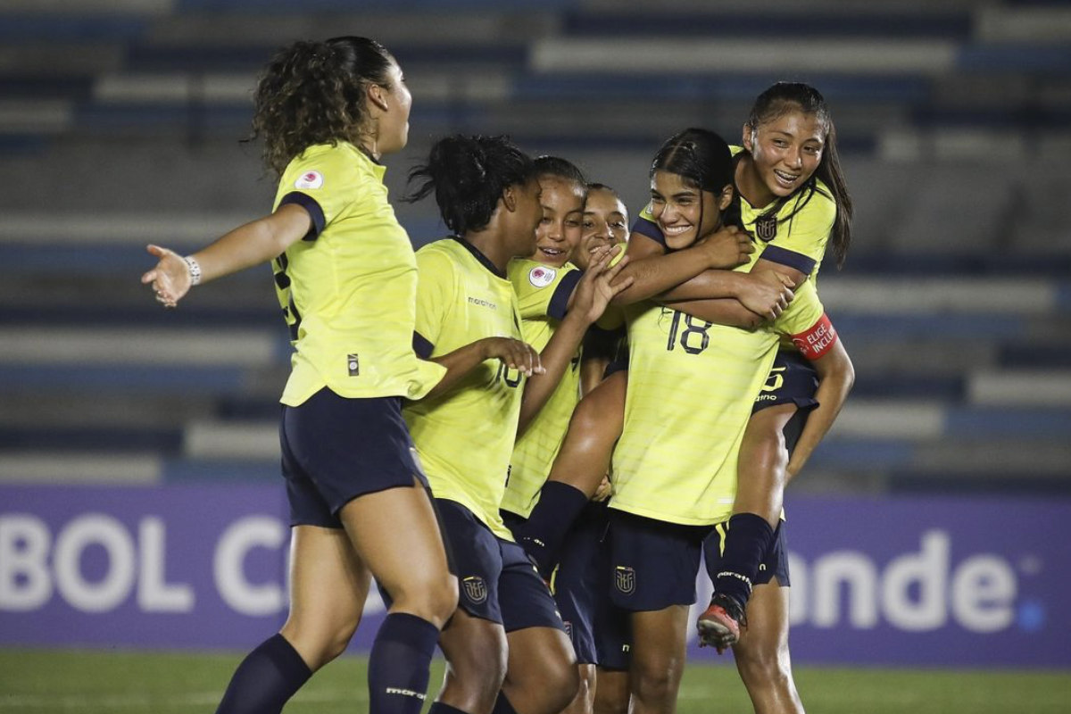Jugadoras de Ecuador celebran un gol marcado a Uruguay en el Campeonato Sudamericano Femenino sub-20.