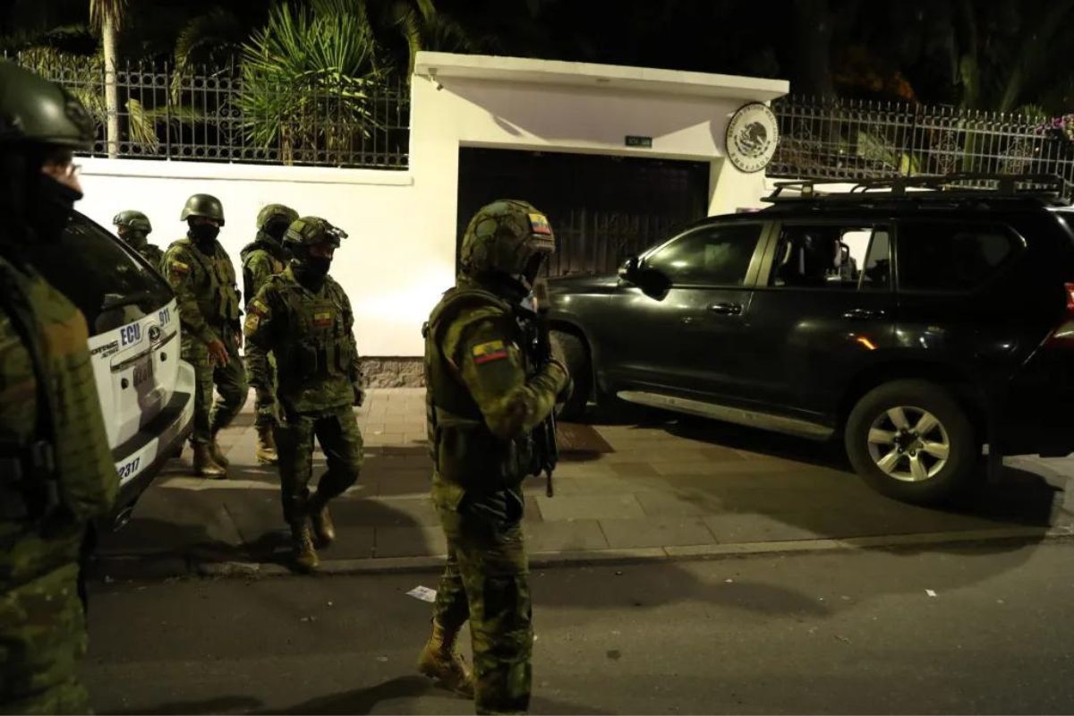 Integrantes de un cuerpo élite de la Policía ecuatoriana irrumpen en la Embajada de México para detener al exvicepresidente Jorge Glas, en Quito. Foto: José Jácome/EFE