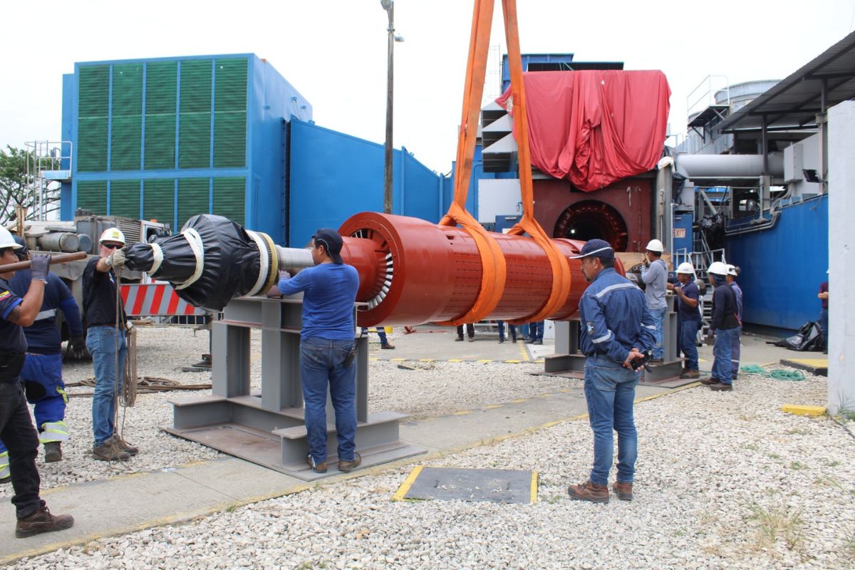 Mantenimiento de 15 unidades de generación térmica para normalizar el servicio de generación y transmisión de energía eléctrica. Foto: cortesía Corporación Eléctrica del Ecuador