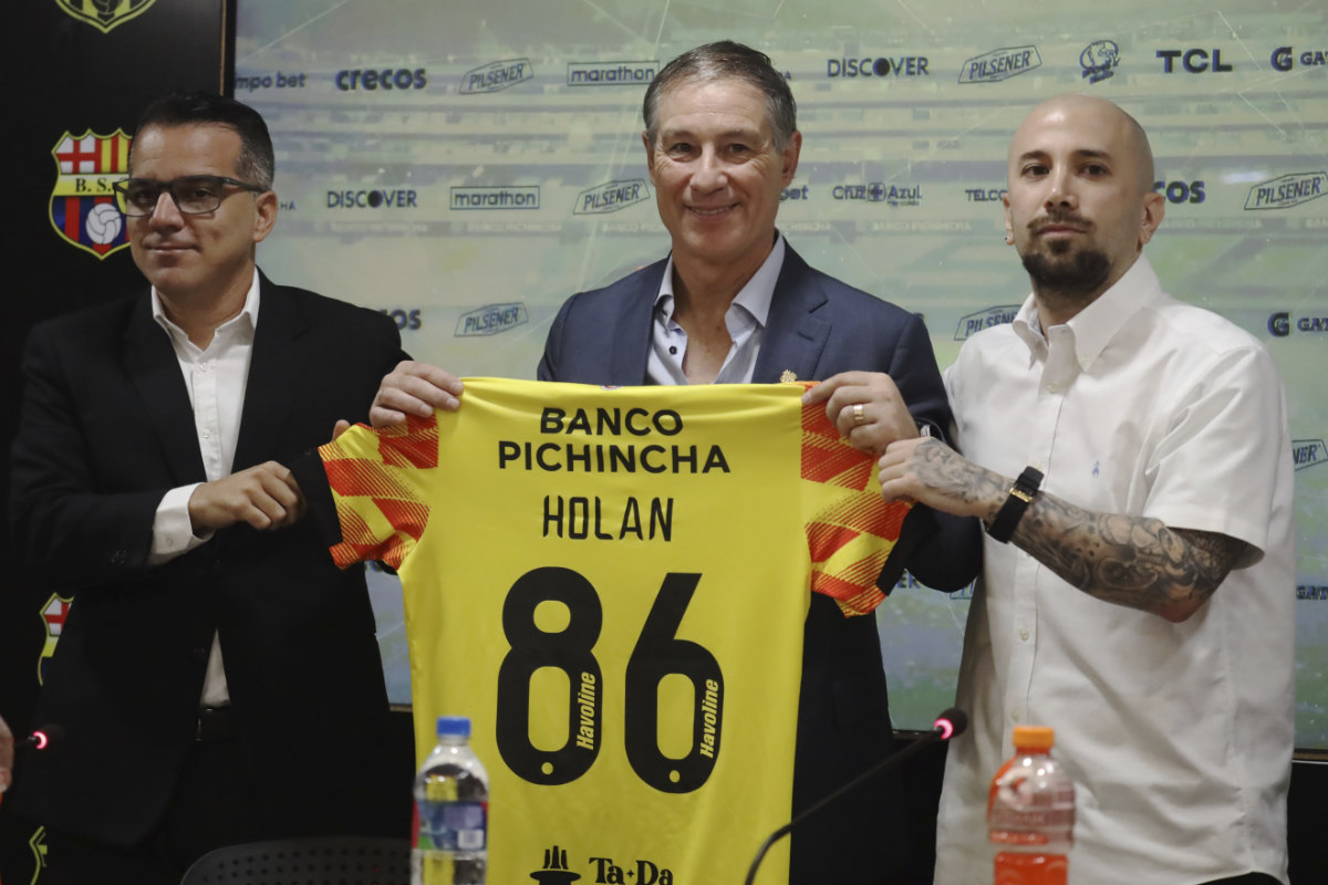 Ariel Holna (c) el día de su presentación como entrenador de Barcelona SC. Foto: API.