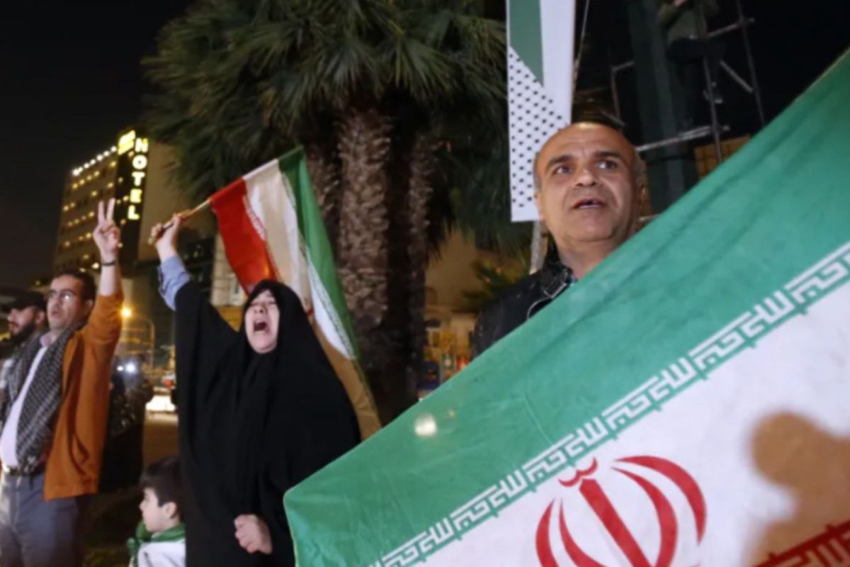 Personas celebran en Teherán el ataque lanzado por Irán hacia Israel, el 14 de abril de 2024. Foto: Adebin Taherkenareh/EFE