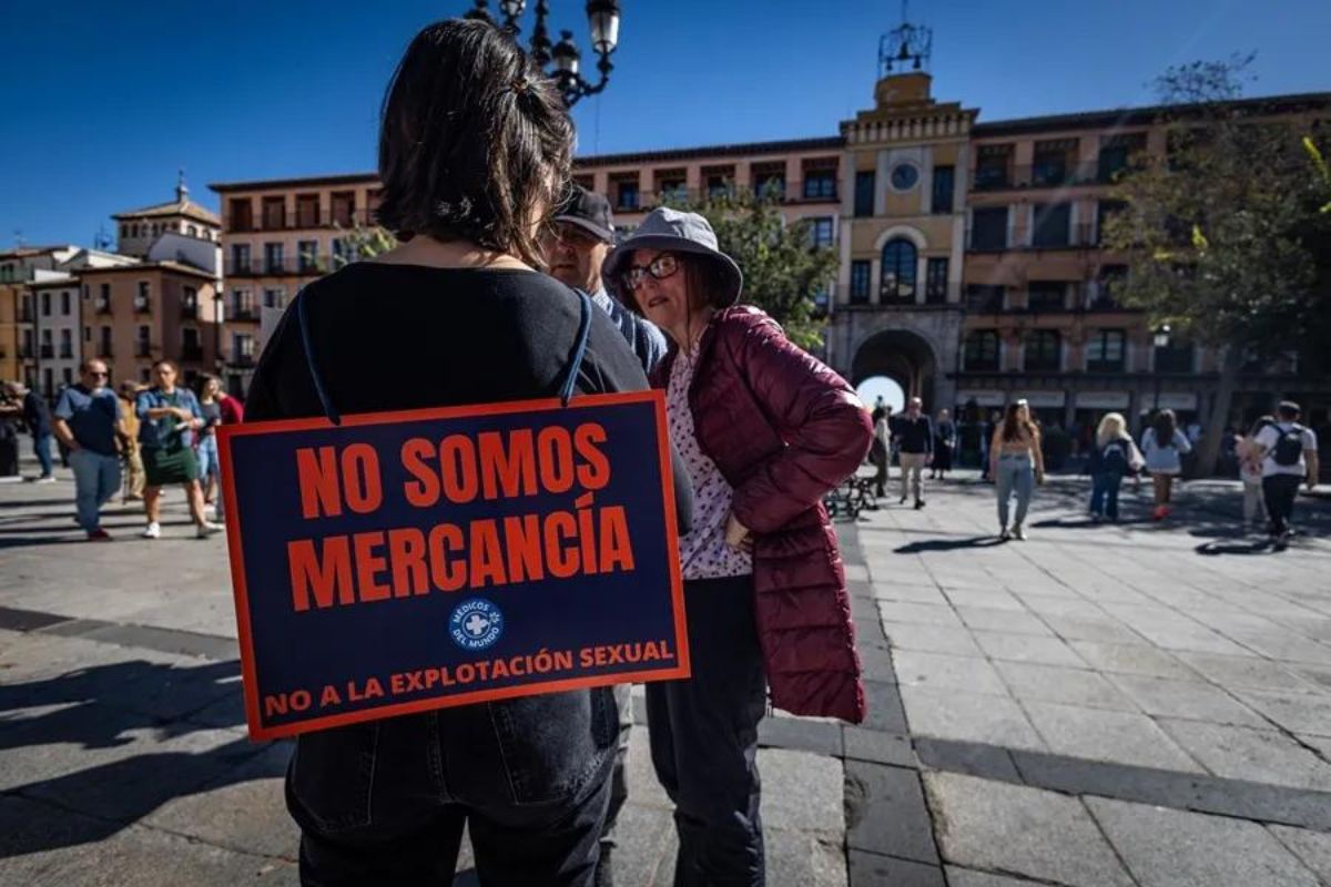 na mujer luce un cartel en el que se puede leer "No somos mercancía. No a la explotación sexual. Foto: Ángeles Visdómine/EFE