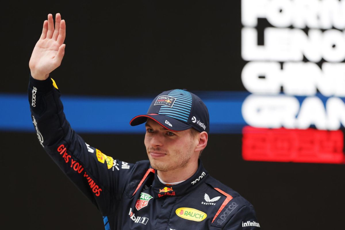 El neerlandés Max Verstappen, de Red Bull, saluda en el podio tras vencer en el Gran Premio de Fórmula