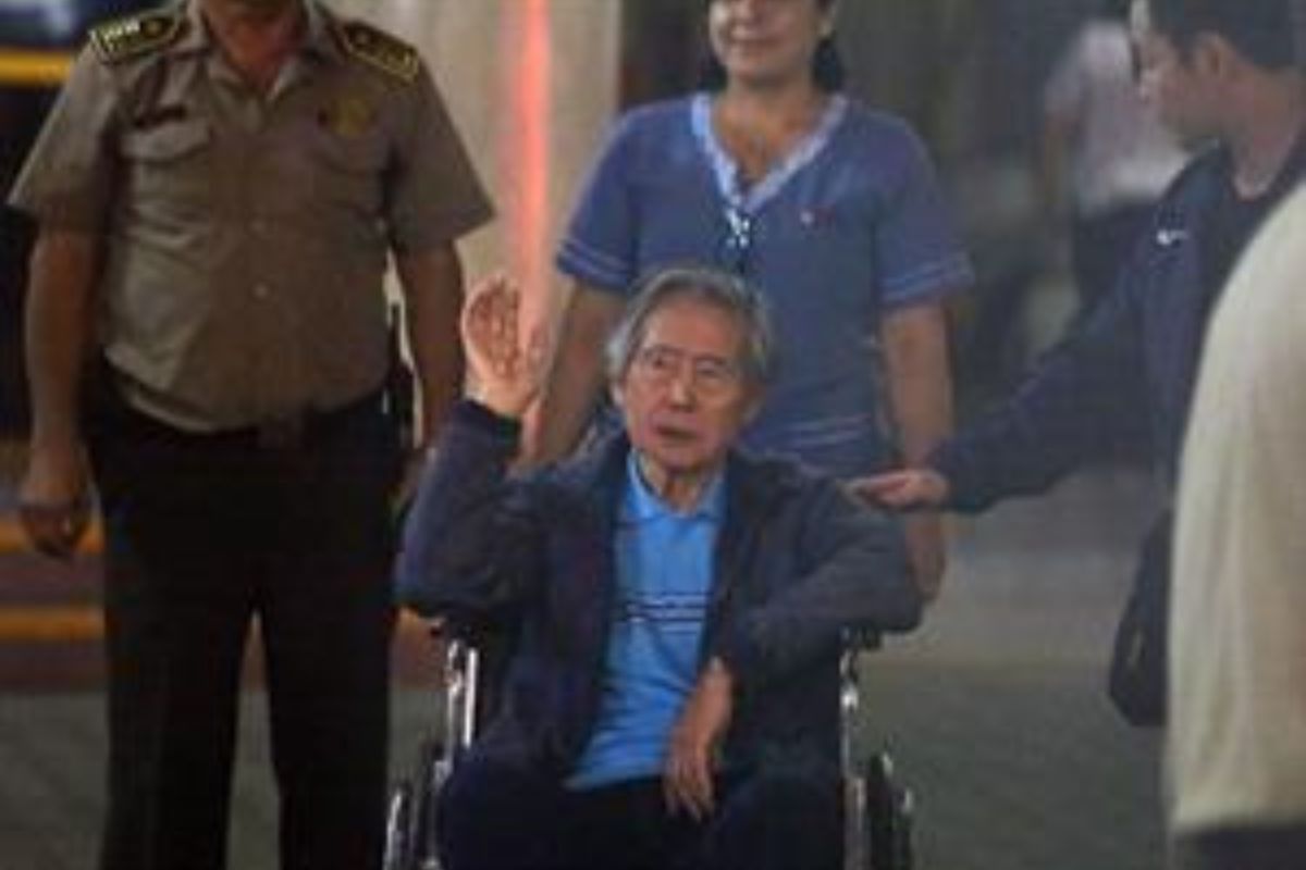 Expresidente peruano Alberto Fujimori (c), a su salida de la clínica Centenario de Lima (Perú). Foto: archivo EFE