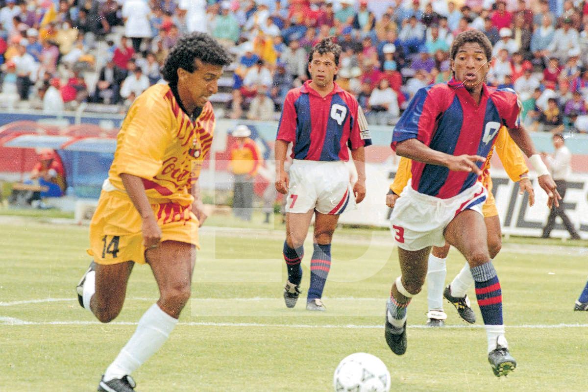 Ney Raúl Avilés (izq.), de Barcelona SC, ante la marca de Marlon Ayoví del Deportivo Quito en un partido de 1993. Foto: Archivo histórico EL COMERCIO