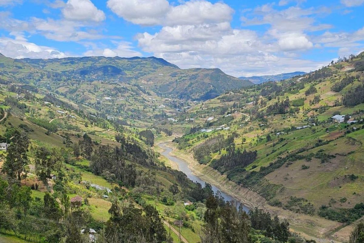 El caudal del río Paute, en Azuay, alimenta a la presa de la hidroeléctrica Mazar. La foto fue tomada el 15 de abril de 2024 desde el cantón Guachapala.Foto: El Comercio