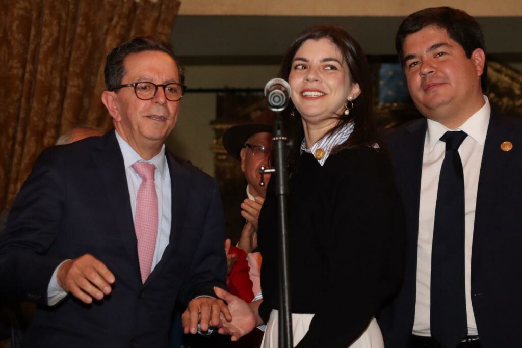 Roberto Izurieta junto a Irene Vélez en el Palacio de Carondelet. Foto:Rolando Enríquez/API