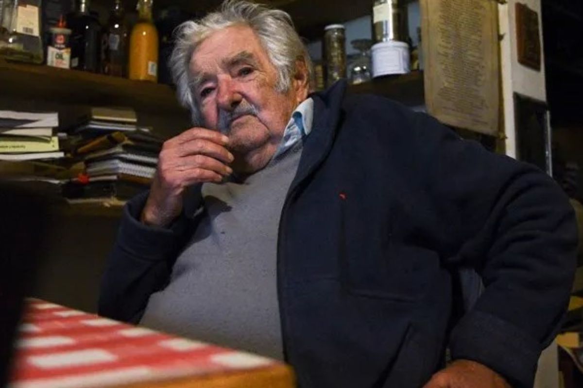 El expresidente de Uruguay José Mujica habla durante una entrevista con EFE en Montevideo, Uruguay. Sofía Torres/EFE