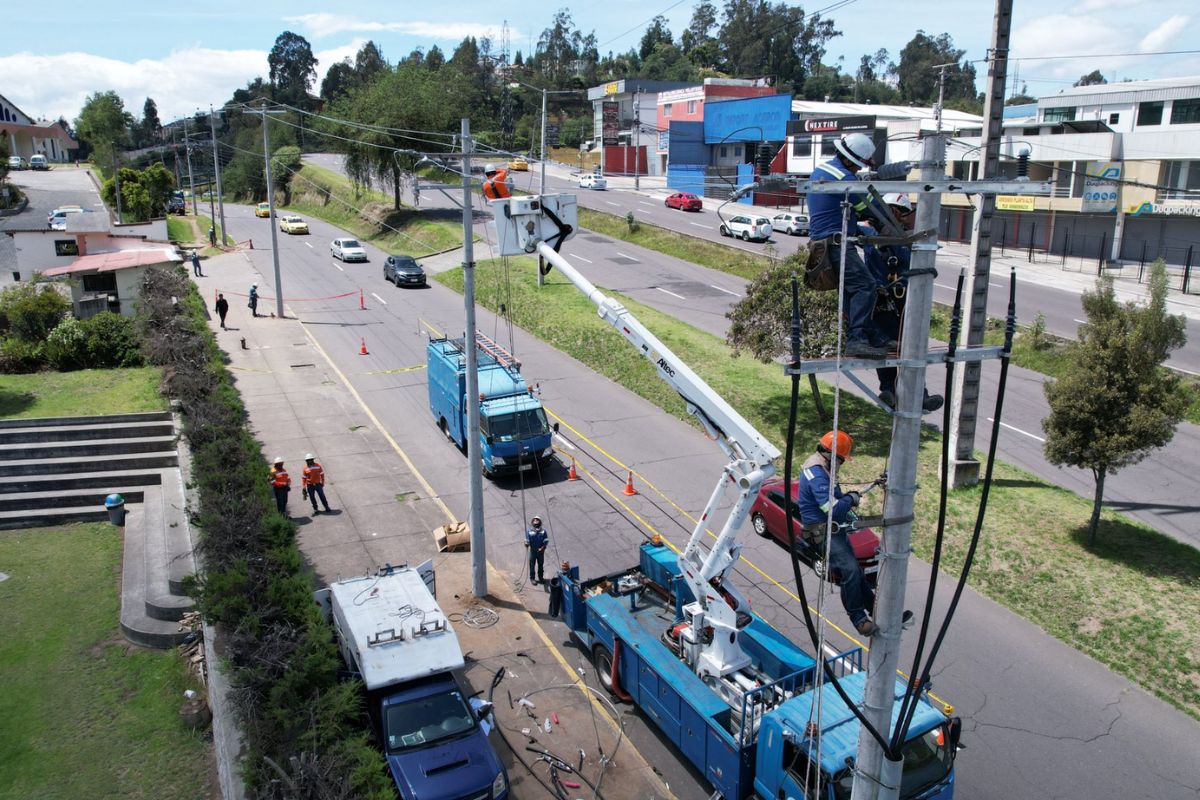 La Empresa Eléctrica Quito realiza también mantenimientos de la red eléctrica. Foto: X EEQ