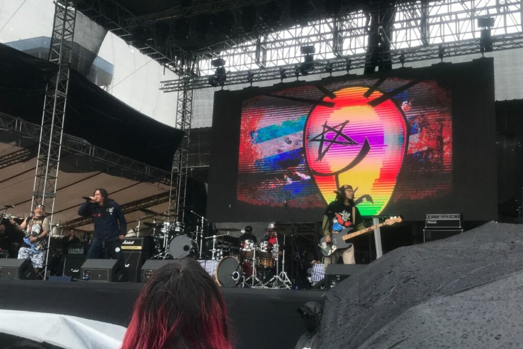 Notoken, con un show cargado de riffs crudos y letras críticas, desafió la lluvia y dio la bienvenida al público del Metal Fest Ecuador. Foto: Richard Jiménez/EL COMERCIO.