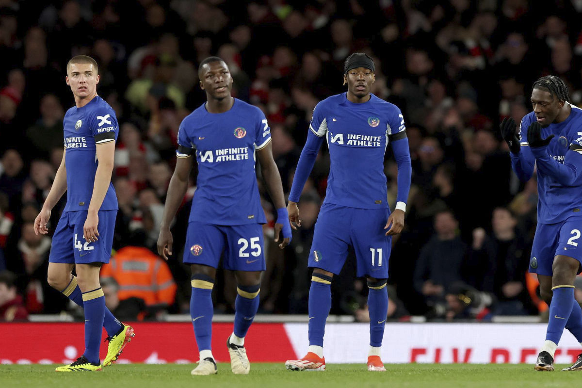 Moisés Caicedo se lamenta la goleada sufrida por el Chelsea ante el Arsenal.