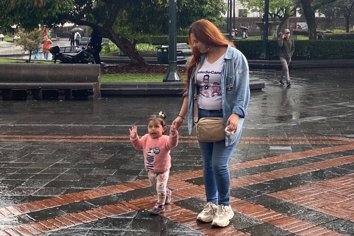 Carolina y su hija compartieron un momento bajo la llovizna en un plantón en la Plaza Grande. Foto: El Comercio