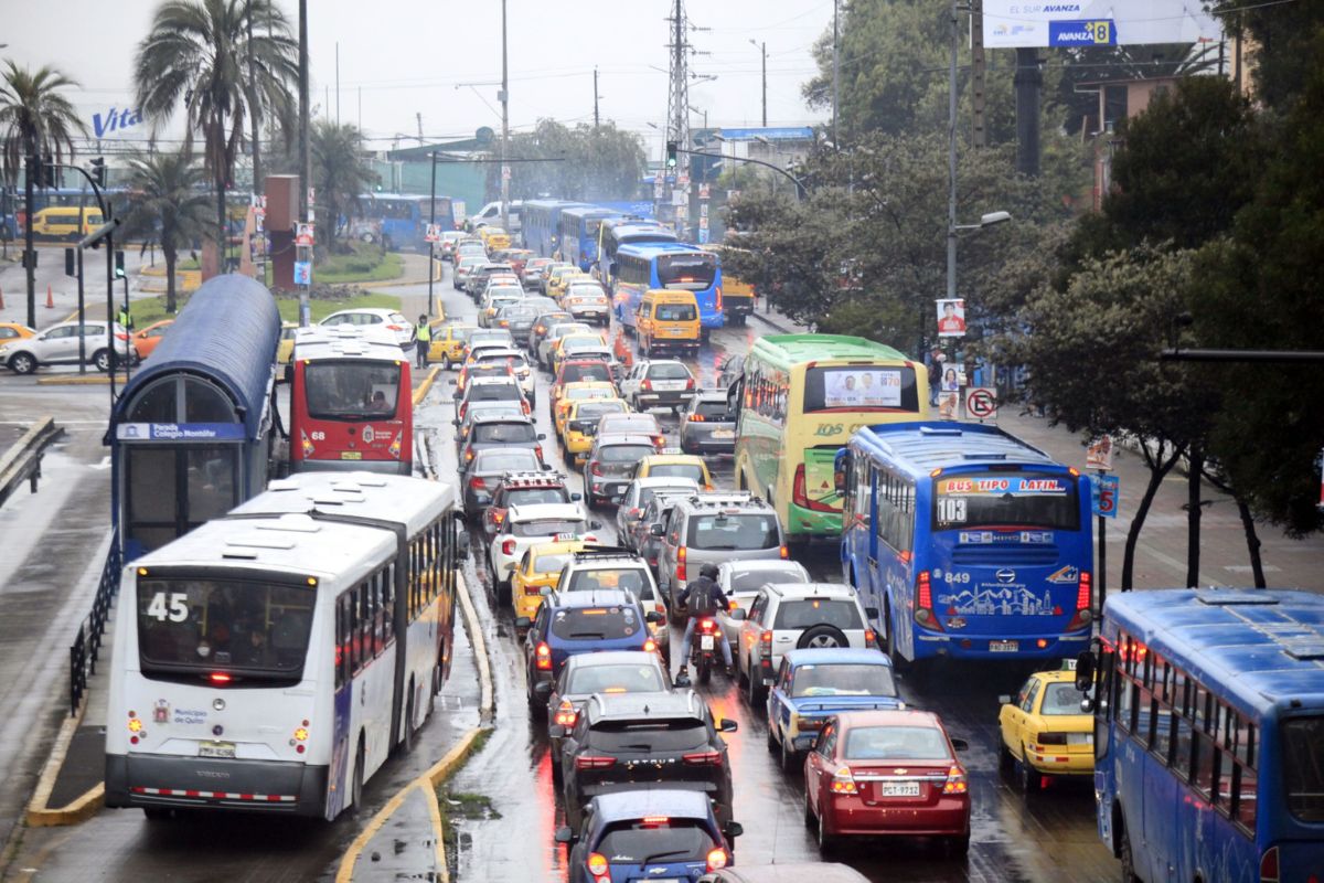 El tránsito de Quito se vuelve pesado en las horas pico. Foto: EL COMERCIO