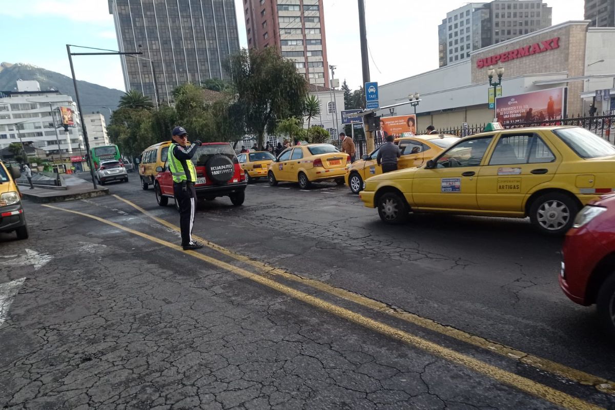 Los agentes de tránsito vigilan su cumplimiento. Foto: X AMT Quito