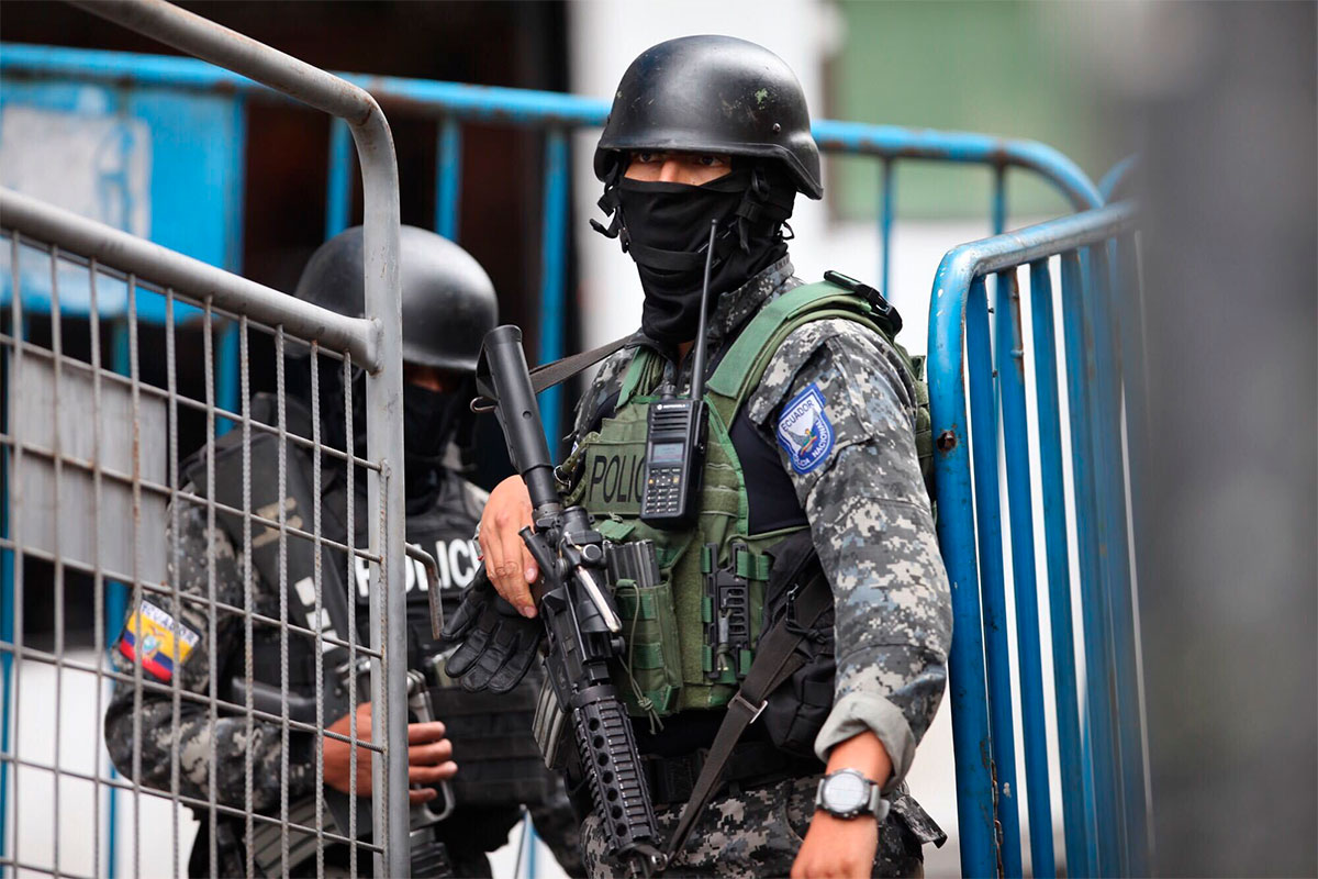 Policías custodian los exteriores de la Unidad de Flagrancia luego de la llegada de Colón Pico. Foto: Julio Estrella / EL COMERCIO