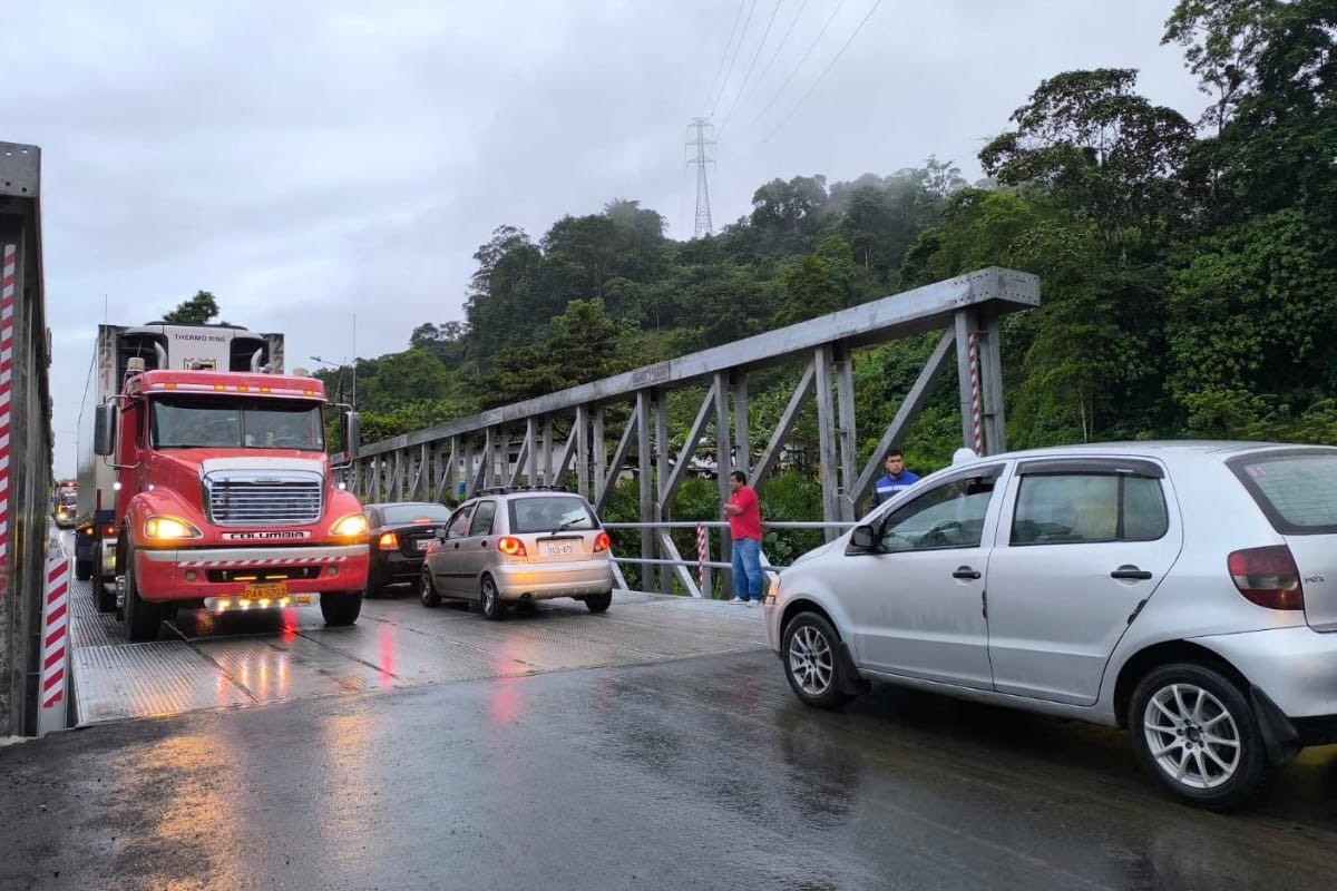 El Cuerpo de Ingenieros del Ejército colocó el puente delta sobre el río Lelia, en la vía Alóag - Santo Domingo. Foto: X Ministerio de Transporte y Obras Públicas