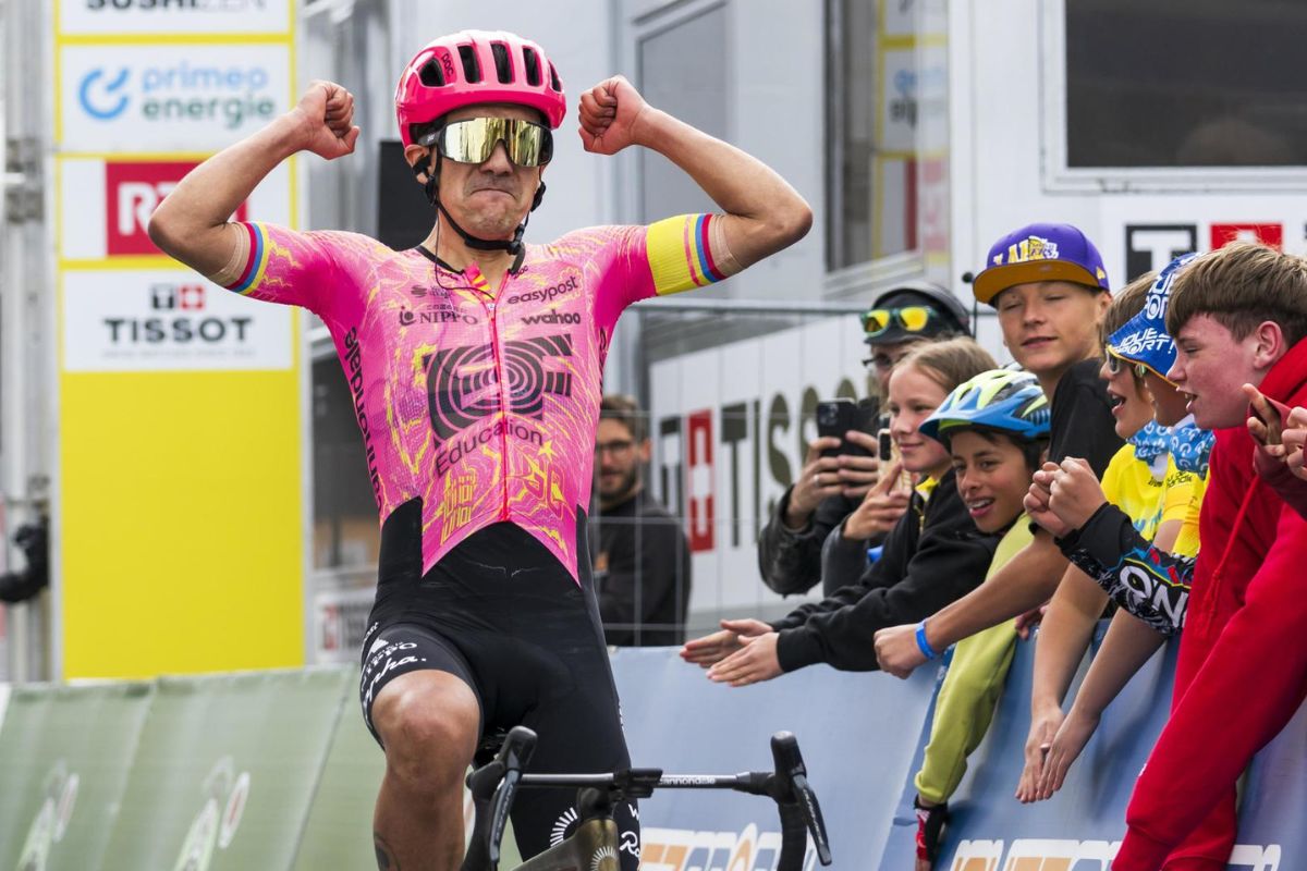 Richard Carapaz, del EF Education-Easypost, festeja al ganar la etapa 4 del Tour de Romandía, en Suiza, el 27 de abril del 2024. Foto: EFE