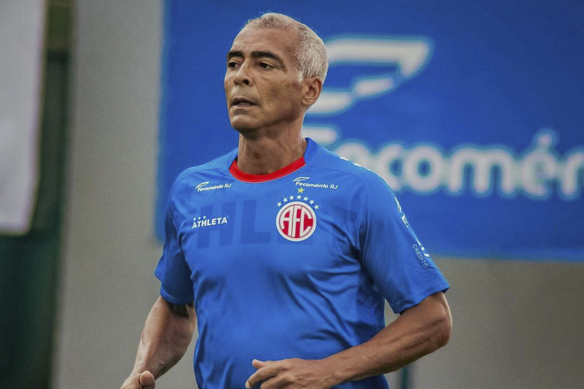Romário con la ropa de entrenamiento de América de Río de Janeiro en 2024.