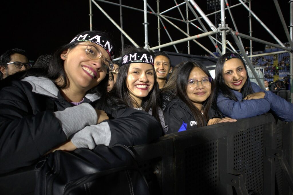 Seguidoras de Maná arribaron al estadio portando cintillos con el nombre de la banda. Foto: Kevin Puga/ EL COMERCIO