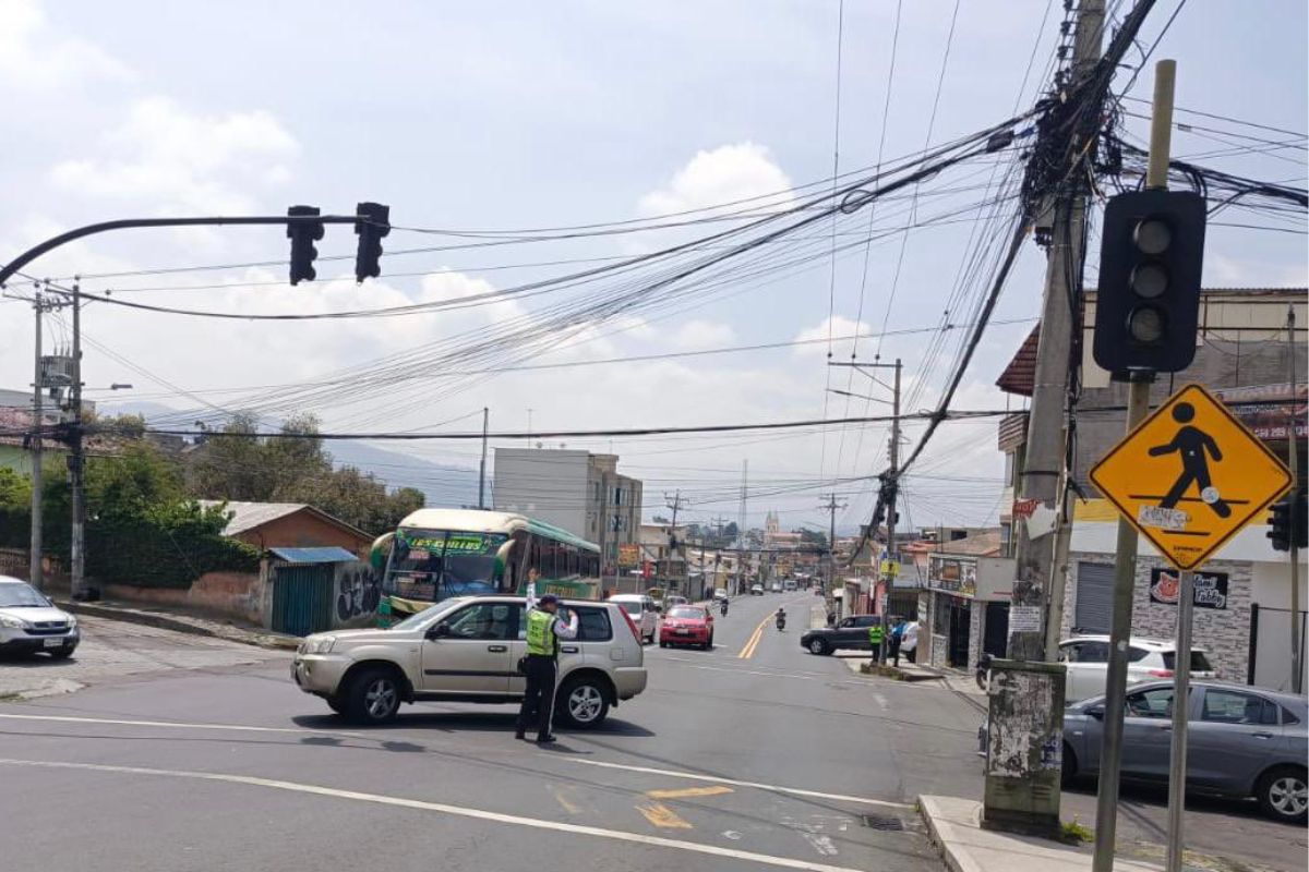 Los semáforos de Conocoto estaban apagados debido a los cortes de luz. Foto: X AMT