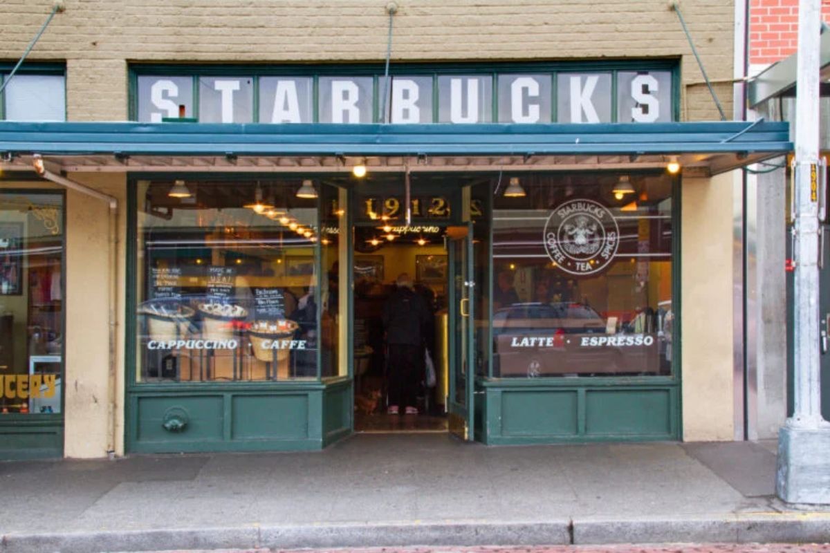 Desde su humilde inicio en 1971, Starbucks ha pasado de ser una pequeña tienda de café en Seattle a una cadena global. Foto: www.starbucksathome.com.