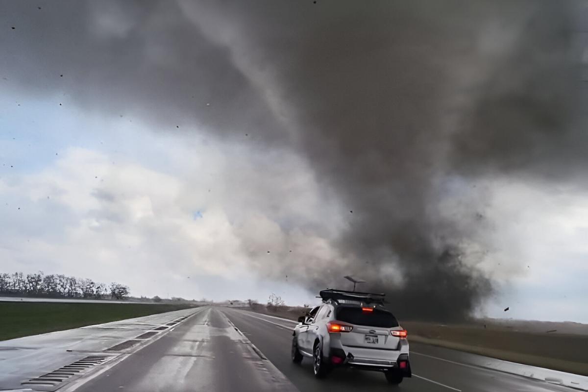 El tornado deja al menos tres heridos. Foto: Captura de videoaficionado en X
