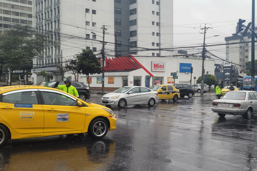 Agentes de tránsito guiaron a conductores en las calles que no funcionaban los semáforos debido a los cortes de luz. Foto: Orlando Silva / EL COMERCIO