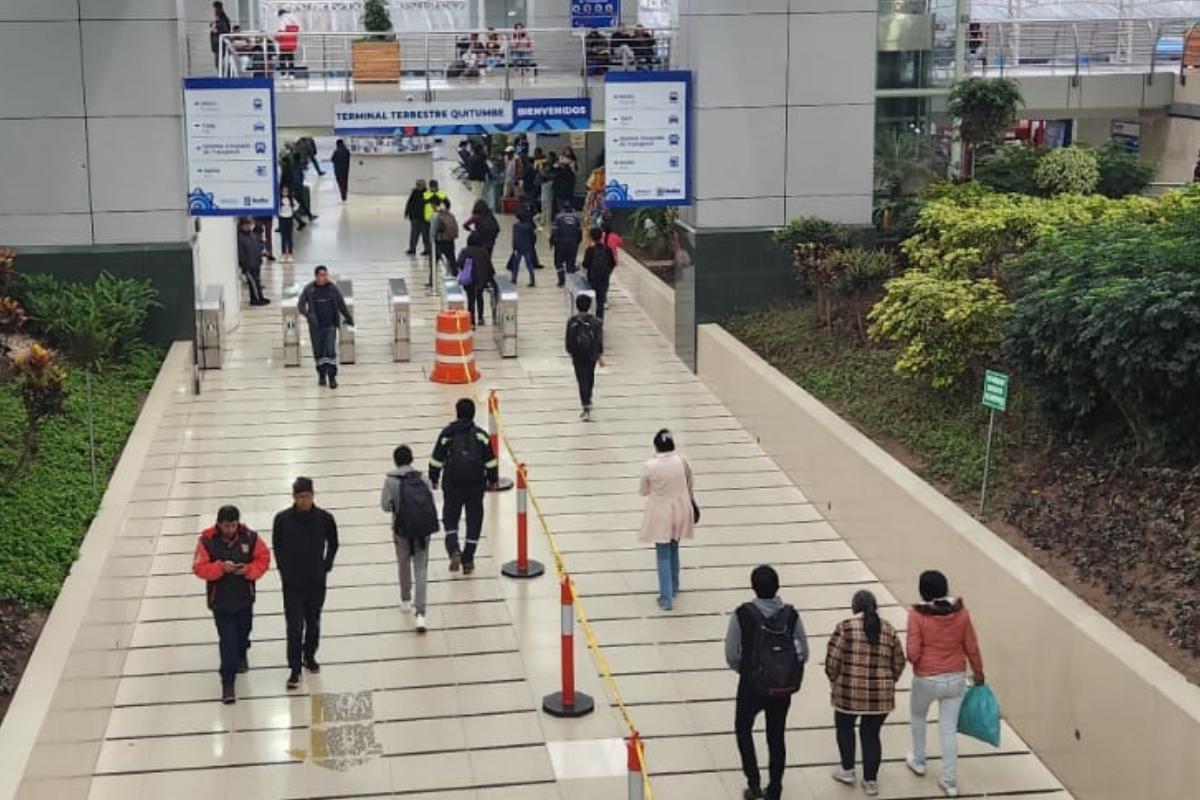Las personas viajaron desde los terminales de Carcelén y Quito para sufragar en la consulta popular. Foto: Cortesía Municipio de Quito