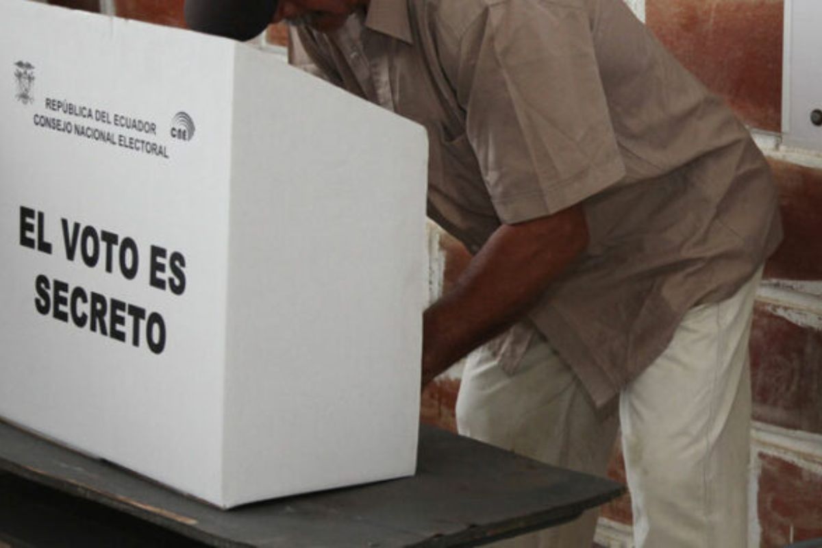 En el proceso electoral del 21 de abril de 2024 en Ecuador, ten en cuenta una serie de recomendaciones, incluyendo consultar tu recinto electoral. Foto: Archivo/EL COMERCIO.
