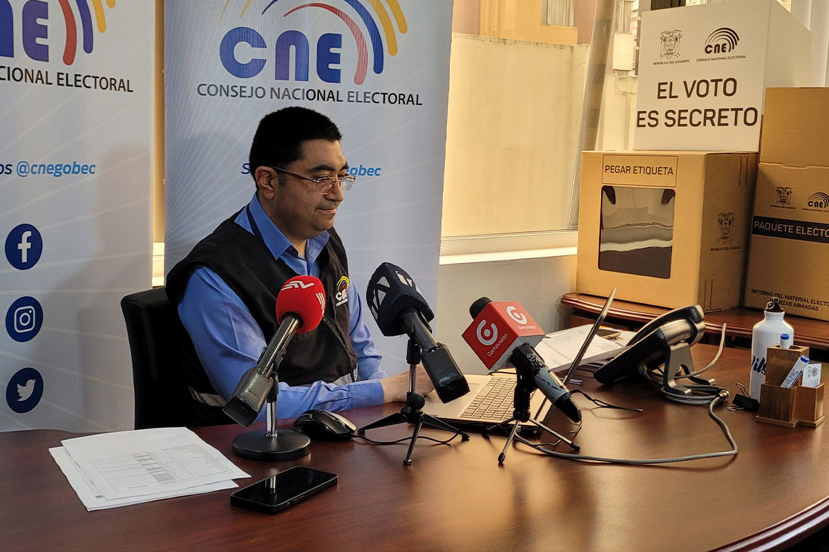 Wilson Hinojosa, funcionario del CNE dio detalles sobre el procedimiento en el conteo de votos. Foto: Orlando Silva / EL COMERCIO
