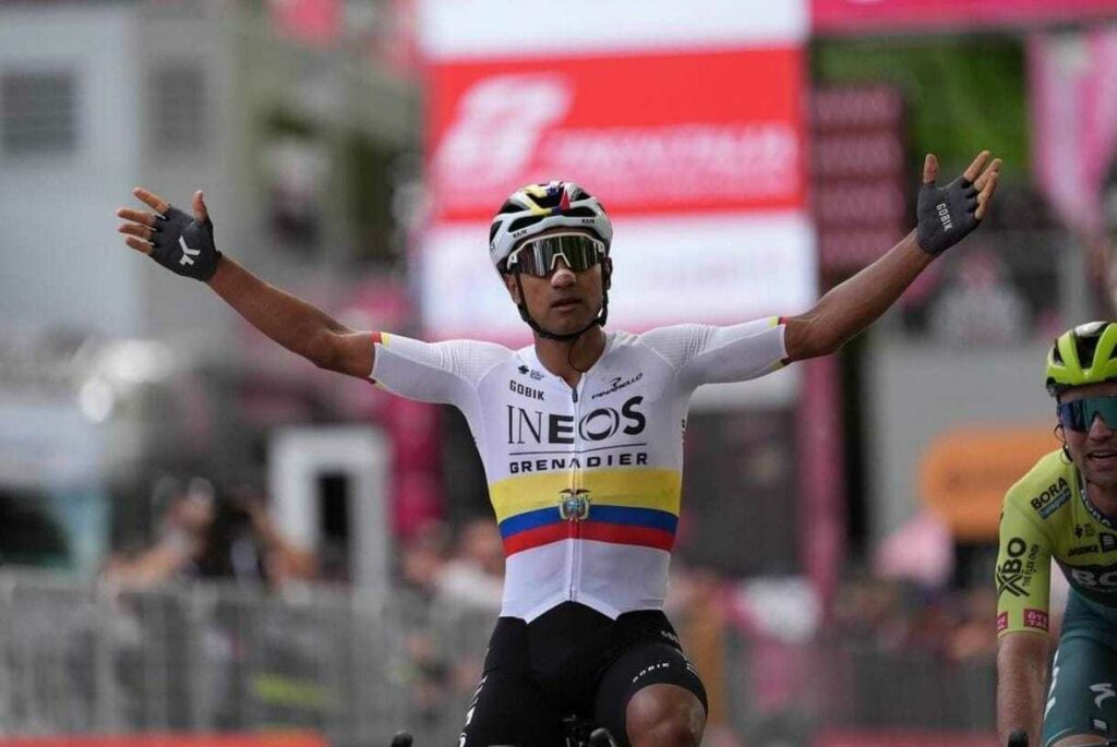 Jhonatan Narváez al momento de cruzar la meta en el Giro de Italia. Foto: Giro de Italia
