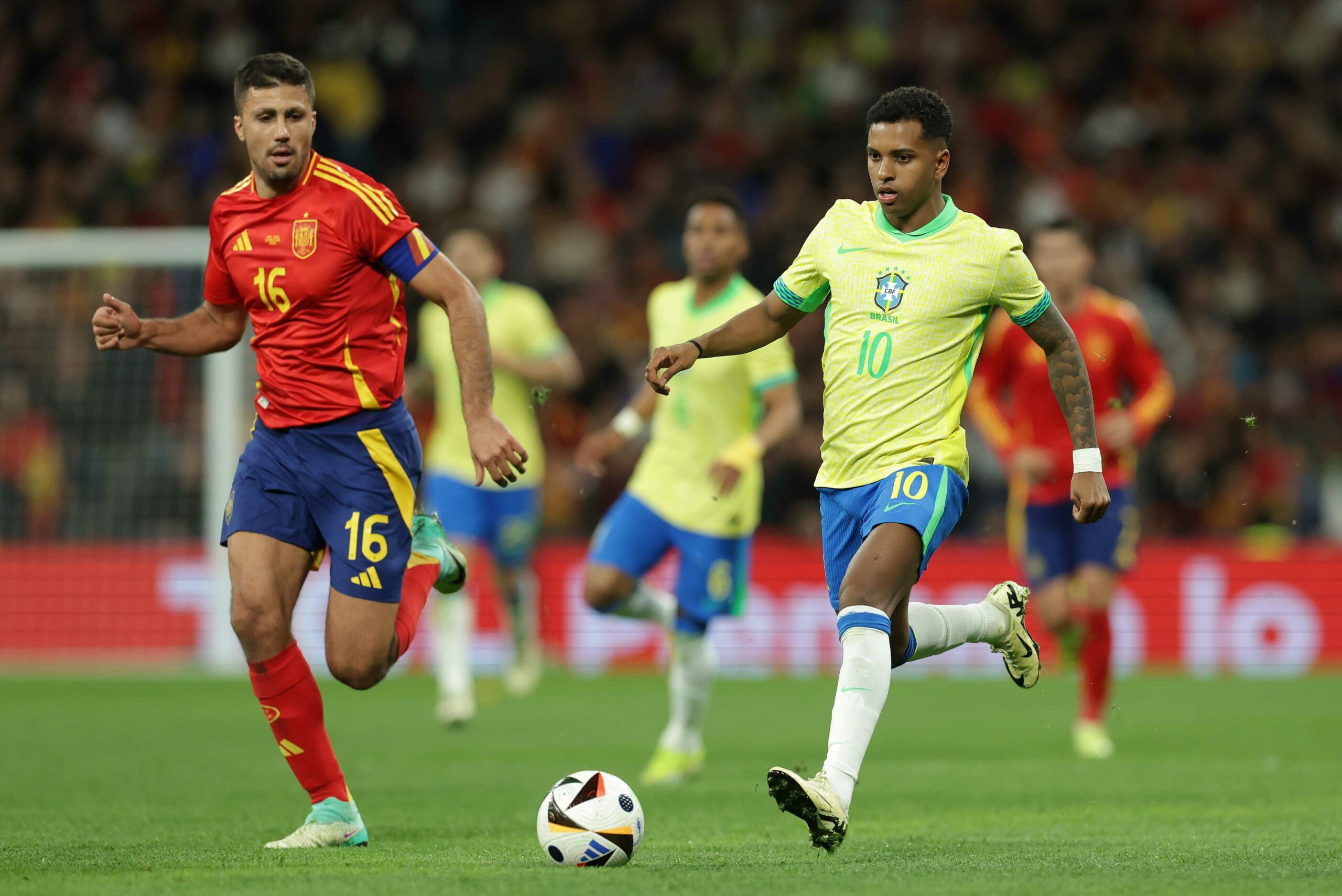 Rodrygo Goes, jugador de Brasil, envía un pase en un amistoso previo a la Copa América.