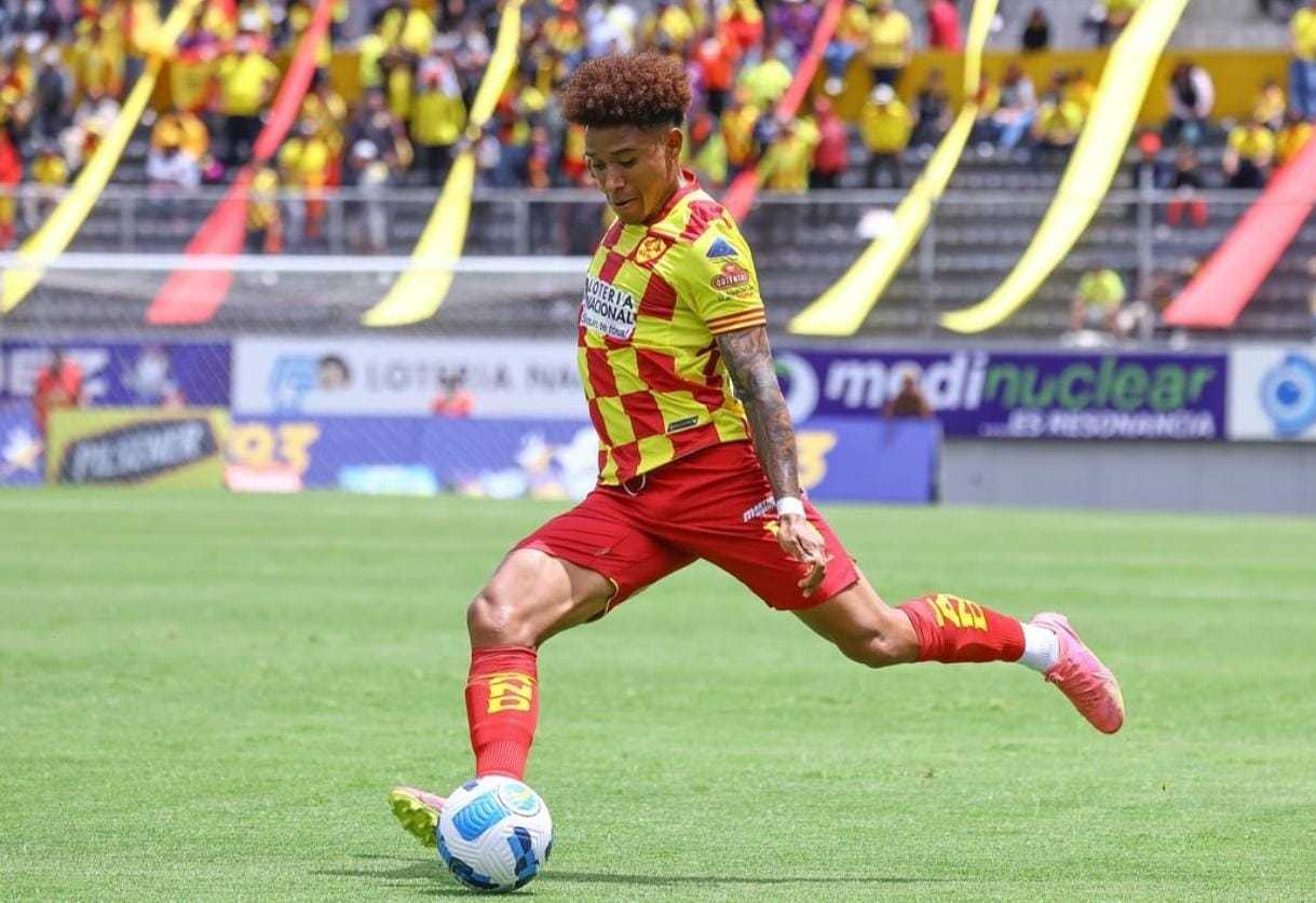 Jonnathan Mina juega para Aucas y espera la Selección de Ecuador.