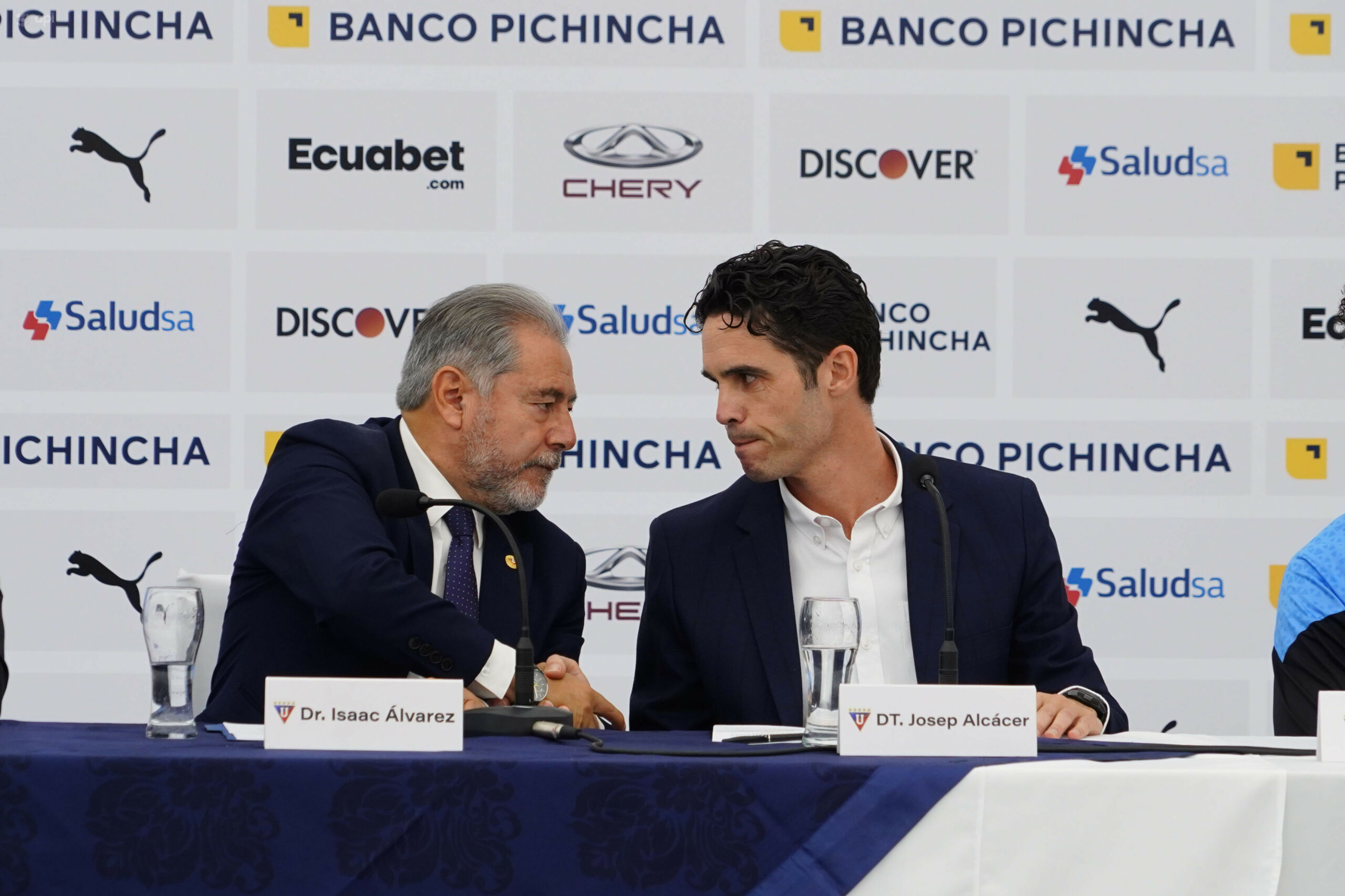 Isaac Álvarez (izq), junto al DT Josep Alcácer en su presentación en Liga de Quito.