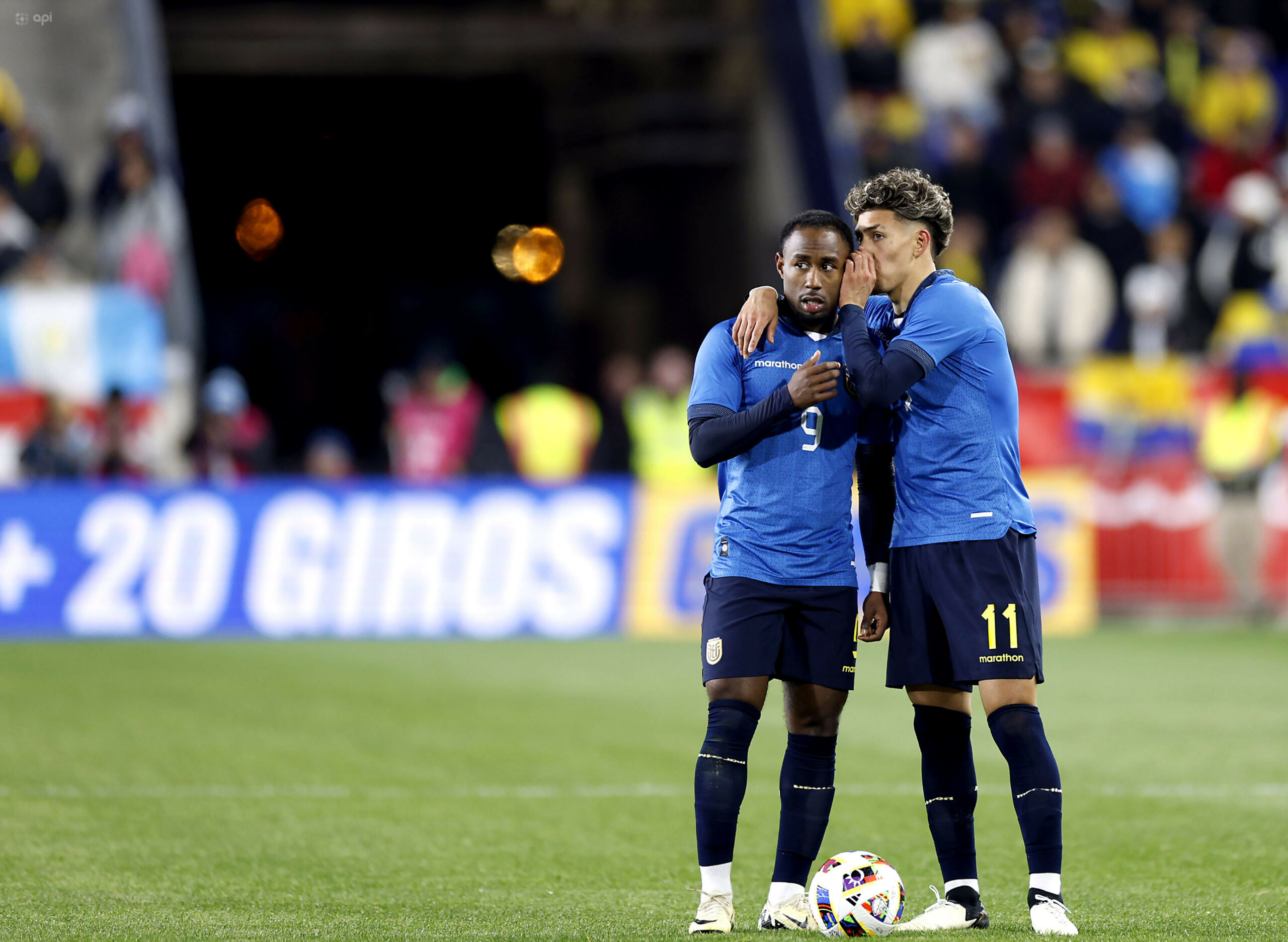 John Yeboah (izq.) y Jeremy Sarmiento (der.) con la Selección de Ecuador en un partido previo a la Copa América.