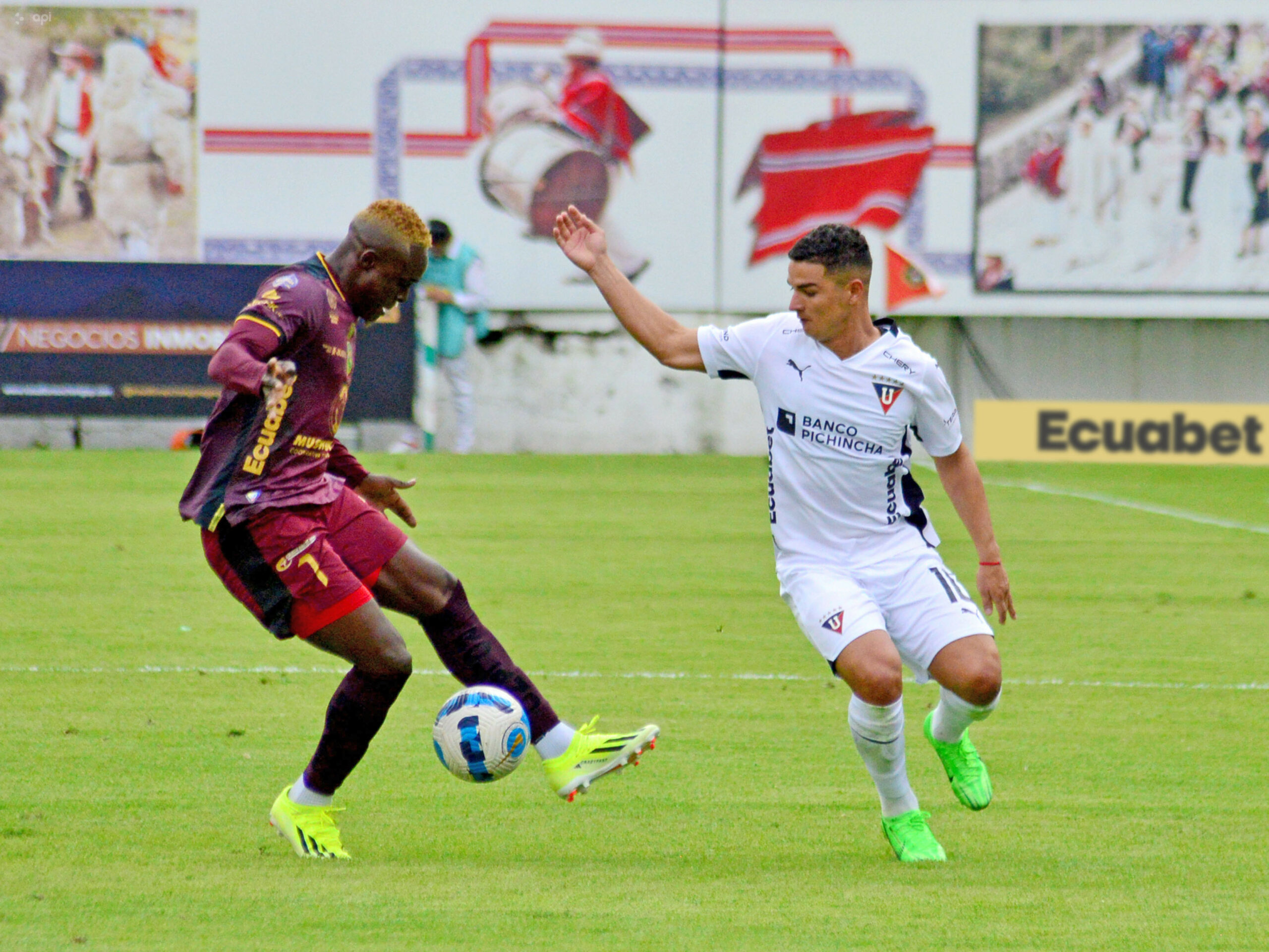 Alexander Alvarado (der.), jugador de Liga de Quito, disputa un balón.