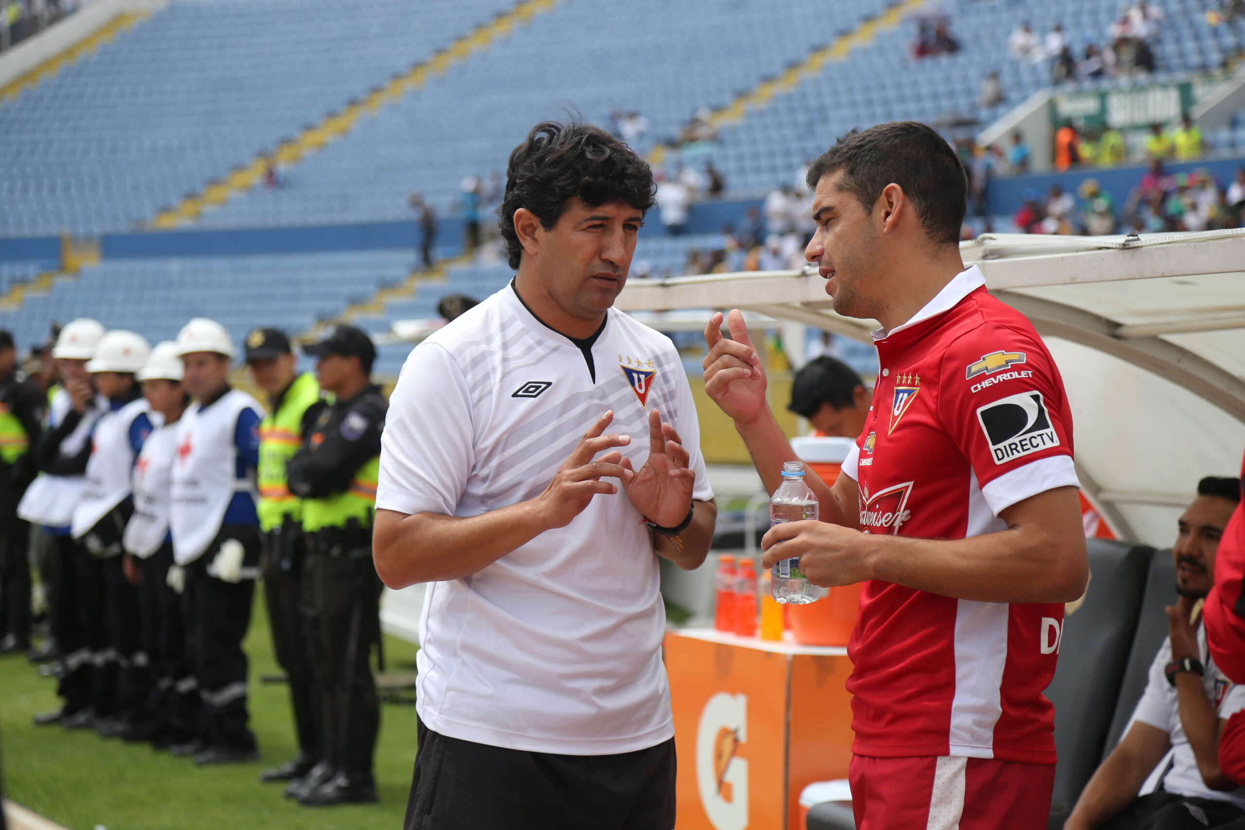 Patricio Hurtado (izq) durante una de sus etapas en el cuerpo técnico de Liga de Quito.