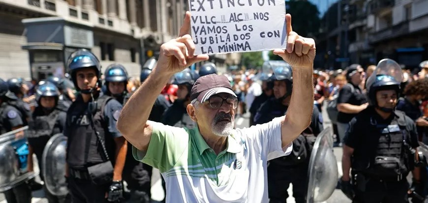 Un hombre sostiene un cartel durante una protesta convocada por la Confederación General del Trabajo, en Buenos Aires. Juan Ignacio Roncoroni/EFE