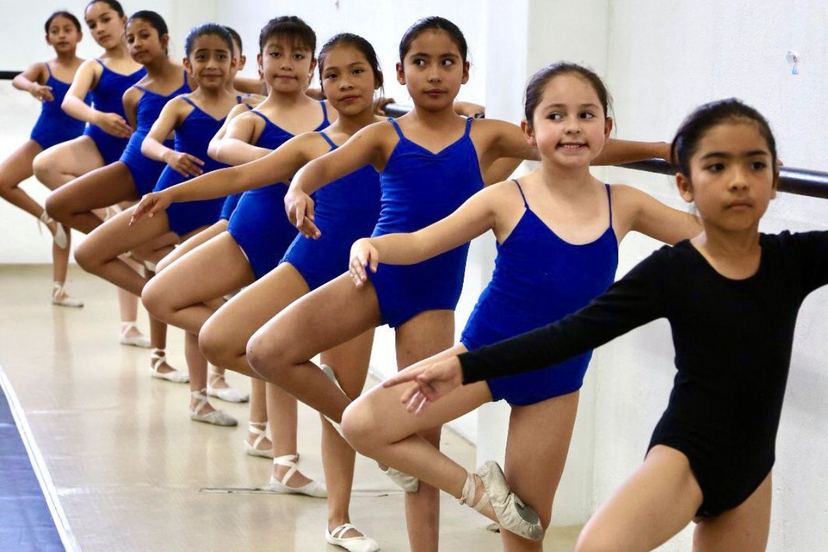 Las niñas comienzan desde los tres años de edad a formarse en la danza. Foto: Diego Pallero