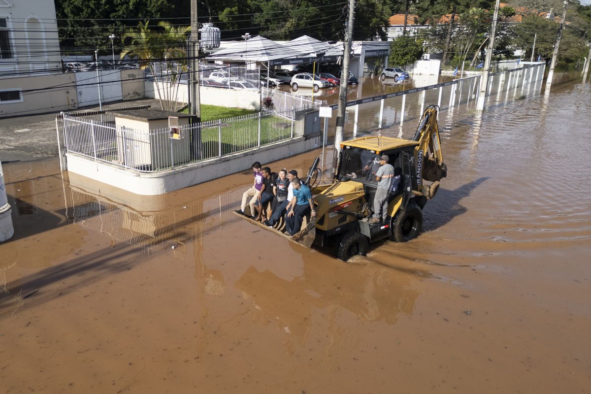 Fotografía aérea que muestra inundaciones en los alrededores del asilo Padre Cacique, que recibe apoyo del ejército para transportar insumos a los 100 adultos mayores que atiende, ubicado a orillas del lago Guaíba en la ciudad de Porto Alegre (Brasil). Foto: EFE