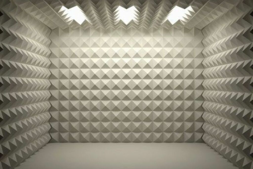 Existen materiales profesionales para tratar el audio como esponjas y paneles acústicos. Foto: Pinterest.